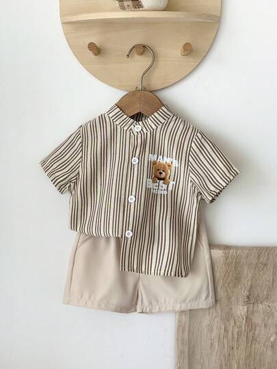 SHEIN Playful Pals مجموعة ملابس رضيع، من 6 أشهر إلى 3 سنوات، ولد/بنت/جنسين، قميص كم قصير بطبعة الدب مخطط باللون الخاكي + شورت ذو خصر مطاطي باللون الأحادي، ربيع/صيف، كاجوال، يومي، عطلة، ملابس الدب الرضيع الكاجوال، مجموعة صيفية من قطعتين للأولاد في عمر سنة،