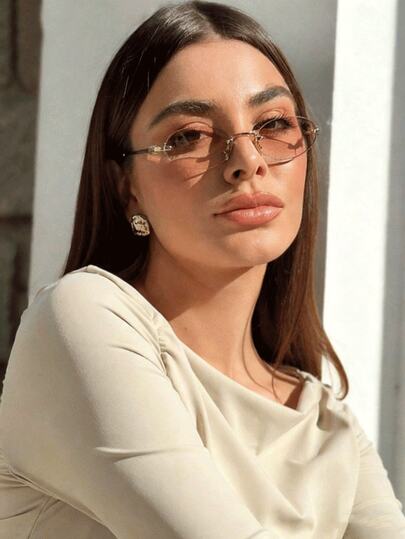 نظارة بإطار بيضاوي عتيق الطراز وأنيقة