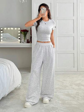SHEIN EZwear مجموعة من قطعتين: تي شيرت بأكمام قصيرة ضيق اللياقة باللون الرمادي وبنطال رياضي فضفاض، طقم كاجوال