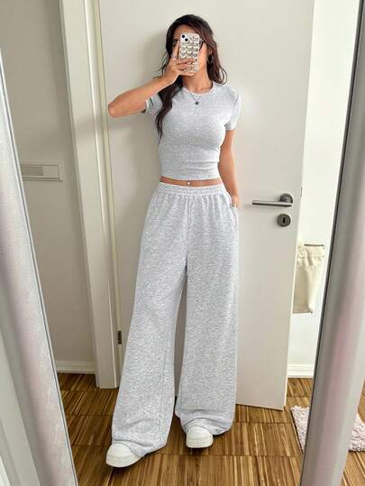 SHEIN EZwear مجموعة من قطعتين: تي شيرت بأكمام قصيرة ضيق اللياقة باللون الرمادي وبنطال رياضي فضفاض، طقم كاجوال