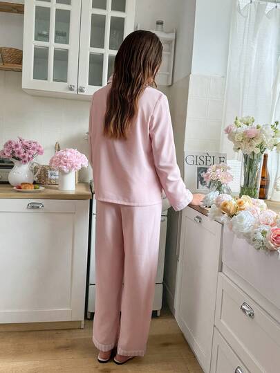 Snug Reverie طقم بيجامة مخطط وردي فاتح بياقة وأكمام طويلة، طقم بيجامة وردي فاتح، طقم بيجامات لإكرام العروس، ملابس نوم شخصية للنساء مكونة من قطعتين، طقم بيجامات وردية للأمهات، طقم ملابس منزلية للنساء