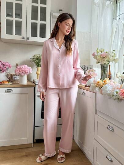 Snug Reverie طقم بيجامة مخطط وردي فاتح بياقة وأكمام طويلة، طقم بيجامة وردي فاتح، طقم بيجامات لإكرام العروس، ملابس نوم شخصية للنساء مكونة من قطعتين، طقم بيجامات وردية للأمهات، طقم ملابس منزلية للنساء