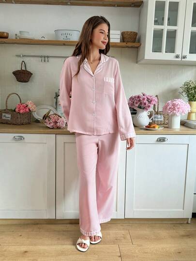 Snug Reverie طقم بيجامة مخطط وردي فاتح بياقة وأكمام طويلة، طقم بيجامة وردي فاتح، طقم بيجامات لإكرام العروس، ملابس نوم شخصية للنساء مكونة من قطعتين، طقم بيجامات وردية للأمهات، طقم ملابس منزلية للنساء