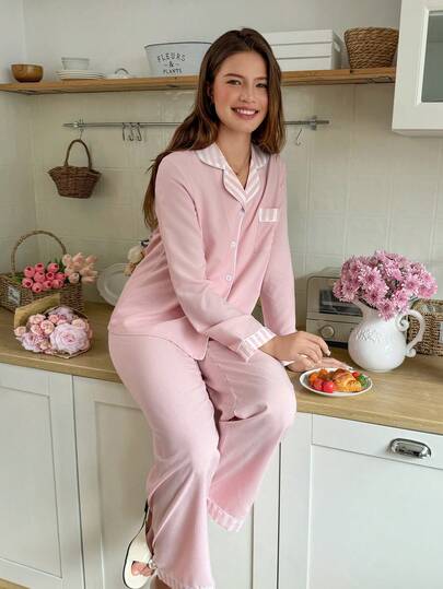Snug Reverie طقم بيجامة مخطط وردي فاتح بياقة وأكمام طويلة، طقم بيجامة وردي فاتح، طقم بيجامات لإكرام العروس، ملابس نوم شخصية للنساء مكونة من قطعتين، طقم بيجامات وردية للأمهات، طقم ملابس منزلية للنساء
