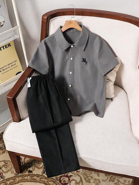 SHEIN مجموعة قميص بولو مطرز بطبعة حصان بسيطة مع بنطال كاجوال مناسب للفتيان المراهقين، مناسب للارتداء اليومي في الربيع والصيف، للذهاب للعمل أو التنقل، 2 قطعة