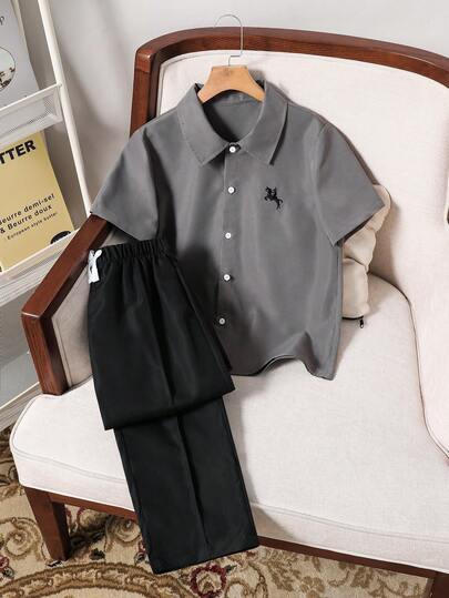 SHEIN مجموعة قميص بولو مطرز بطبعة حصان بسيطة مع بنطال كاجوال مناسب للفتيان المراهقين، مناسب للارتداء اليومي في الربيع والصيف، للذهاب للعمل أو التنقل، 2 قطعة