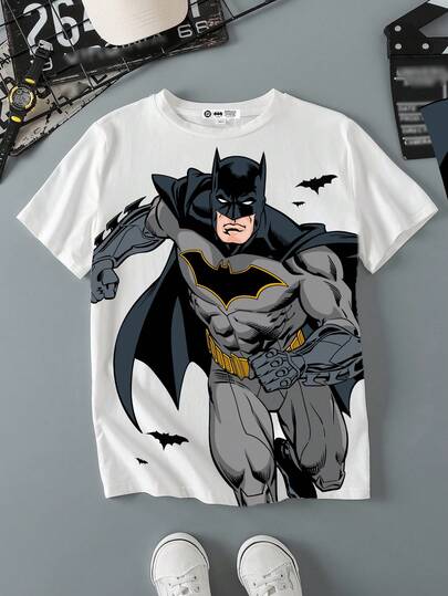 BATMAN X SHEIN قميص تي شيرت قصير الأكمام بياقة طاقم مريح وكاجوال للأولاد المراهقين، مطبوع عليه رسوم كرتونية وحروف إنجليزية