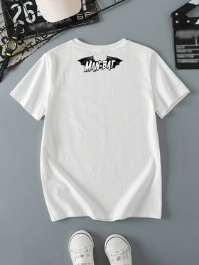 BATMAN X SHEIN قميص تي شيرت قصير الأكمام بياقة طاقم مريح وكاجوال للأولاد المراهقين، مطبوع عليه رسوم كرتونية وحروف إنجليزية