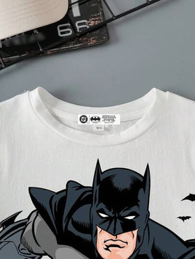 BATMAN X SHEIN قميص تي شيرت قصير الأكمام بياقة طاقم مريح وكاجوال للأولاد المراهقين، مطبوع عليه رسوم كرتونية وحروف إنجليزية