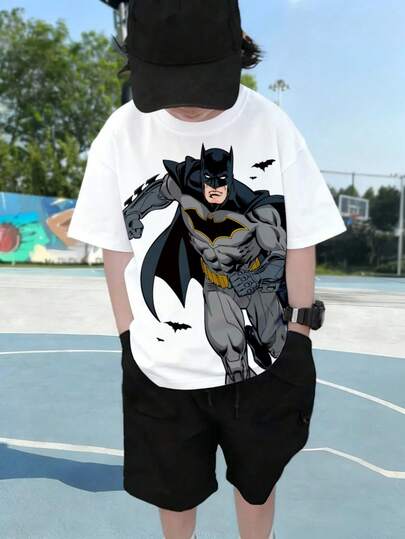 BATMAN X SHEIN قميص تي شيرت قصير الأكمام بياقة طاقم مريح وكاجوال للأولاد المراهقين، مطبوع عليه رسوم كرتونية وحروف إنجليزية