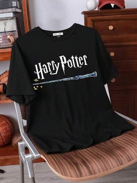 HARRY POTTER X SHEIN تي شيرت قصير الأكمام للرجال ذو طباعة حرف وعصا سحرية، كاجوال صيفي