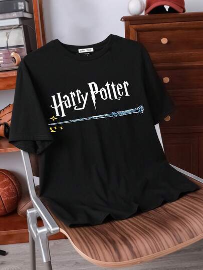 HARRY POTTER X SHEIN تي شيرت قصير الأكمام للرجال ذو طباعة حرف وعصا سحرية، كاجوال صيفي
