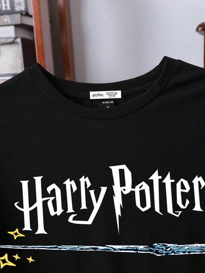 HARRY POTTER X SHEIN تي شيرت قصير الأكمام للرجال ذو طباعة حرف وعصا سحرية، كاجوال صيفي