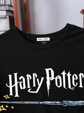 HARRY POTTER X SHEIN تي شيرت قصير الأكمام للرجال ذو طباعة حرف وعصا سحرية، كاجوال صيفي