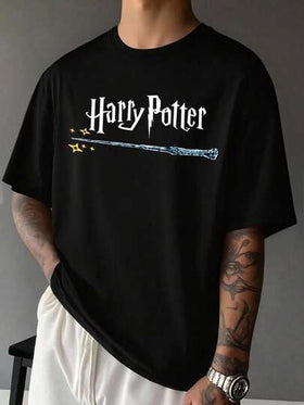 HARRY POTTER X SHEIN تي شيرت قصير الأكمام للرجال ذو طباعة حرف وعصا سحرية، كاجوال صيفي