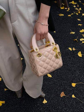 حقيبة يد نسائية عصرية، حقيبة كتف جديدة، حقيبة كروس تصميم فريد، كاجوال ومتعددة الاستخدامات، بسيطة وأنيقة، مصنوعة من مادة البولي يوريثان، تصميم معين بلون واحد، حزام كتف قابل للتعديل والفصل، مريحة للحمل باليد، واسعة، حقيبة دلو