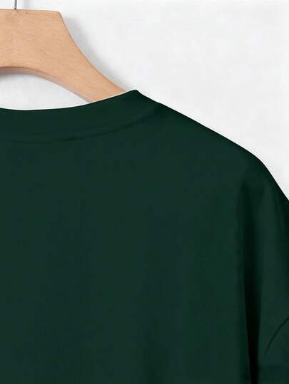 SHEIN تي شيرت كاجوال بياقة دائرية وأكمام قصيرة مطبوع عليه شعارات وسيارات سباق للرجال