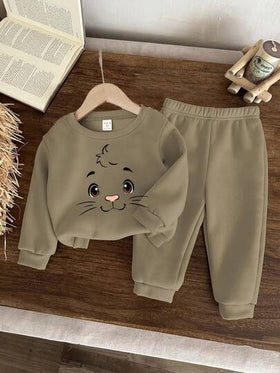 SHEIN طقم كاجوال من البلوزة والبنطلون القطني الناعم ذو الرقبة الطاقم والنمط الكلاسيكي الجميل للأطفال الصبيان، مناسب للخريف/الشتاء