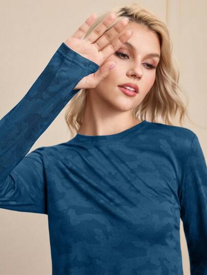 SHEIN Cheerettes تي شيرت رياضي نسائي بأكمام طويلة و طبعة كاموفلاج وظهر مفتوح مثقوب