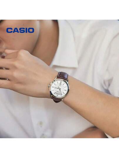 Casio ساعة كاسيو كلاسيكية للرجال، سوار جلد بني وقرص أبيض، تصميم رفيع 8.9 مم، حالة مطلية بالأيون، ساعة عمل كاجوال MTP-1381L-7A