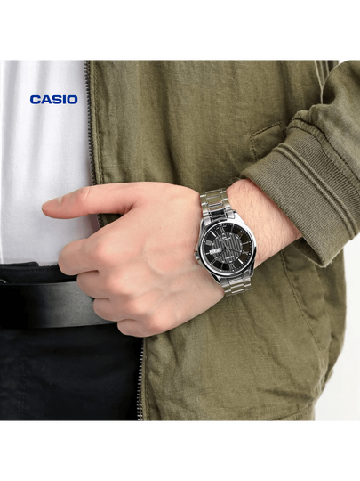 Casio ساعة كاسيو كلاسيكية للرجال 40.1 مم، من الفولاذ المقاوم للصدأ مع إبزيم قابل للطي، تصميم رفيع 8.7 مم، مقاوم للماء حتى 100 متر، ساعة يومية متعددة الاستخدامات MTP-1384D-1A