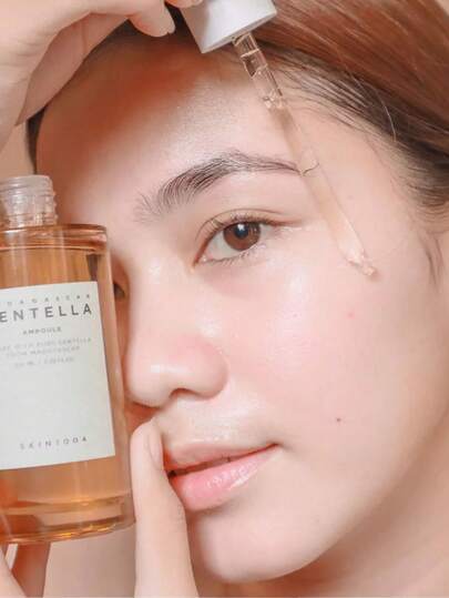 SKIN1004 3 أمبولة من جوهر سنتيلا الآسيوية من مدغشقر. صيغة خفيفة ولطيفة، غير مهيجة. تهدئ البشرة الحساسة وتقوي حاجز البشرة. تعزز تجديد البشرة. تحافظ على التوازن بين الرطوبة والزيت. تحسن جودة البشرة. مناسبة لجميع أنواع البشرة، بما في ذلك البشرة الحساسة. جمال