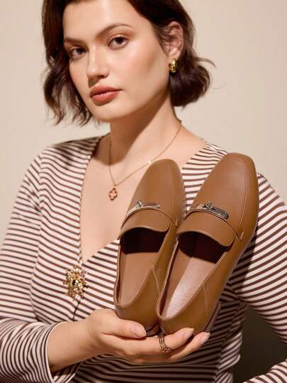 CUCCOO CURVES حذاء نسائي مريح بتصميم مربع للأصابع وكعب منخفض، مناسب للارتداء اليومي، مزود بإبزيم معدني، لون بني، مقاسات كبيرة