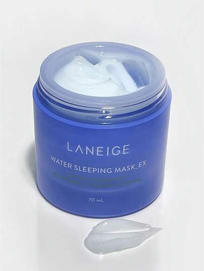 Laneige قناع النوم المائي من لانيج 70 مل - يوفر ترطيبًا طوال الليل، يقفل الرطوبة، يعزز إشراق البشرة، ينعم ملمس البشرة، يهدئ ويصلح، يوازن الزيت والماء. يشكل طبقة مترطبة مستمرة طوال الليل. ملمس جيلي أزرق فاتح، منعش وغير لزج، مناسب لجميع أنواع البشرة. 70 مل/