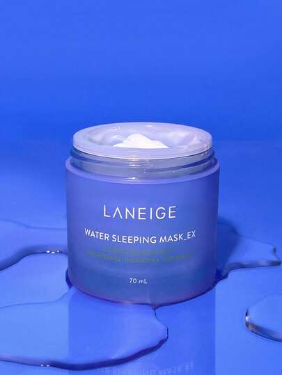 Laneige قناع النوم المائي من لانيج 70 مل - يوفر ترطيبًا طوال الليل، يقفل الرطوبة، يعزز إشراق البشرة، ينعم ملمس البشرة، يهدئ ويصلح، يوازن الزيت والماء. يشكل طبقة مترطبة مستمرة طوال الليل. ملمس جيلي أزرق فاتح، منعش وغير لزج، مناسب لجميع أنواع البشرة. 70 مل/