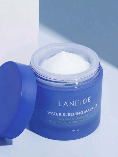 Laneige قناع النوم المائي من لانيج 70 مل - يوفر ترطيبًا طوال الليل، يقفل الرطوبة، يعزز إشراق البشرة، ينعم ملمس البشرة، يهدئ ويصلح، يوازن الزيت والماء. يشكل طبقة مترطبة مستمرة طوال الليل. ملمس جيلي أزرق فاتح، منعش وغير لزج، مناسب لجميع أنواع البشرة. 70 مل/