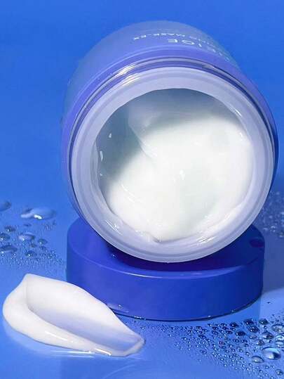 Laneige قناع النوم المائي من لانيج 70 مل - يوفر ترطيبًا طوال الليل، يقفل الرطوبة، يعزز إشراق البشرة، ينعم ملمس البشرة، يهدئ ويصلح، يوازن الزيت والماء. يشكل طبقة مترطبة مستمرة طوال الليل. ملمس جيلي أزرق فاتح، منعش وغير لزج، مناسب لجميع أنواع البشرة. 70 مل/