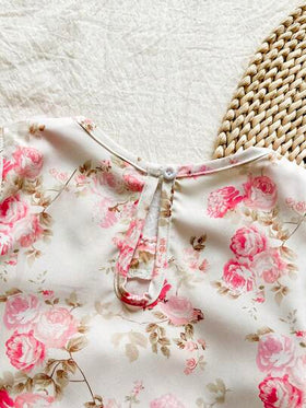 SHEIN فستان أكمام طويلة بطبعات زهور صغيرة باللون الأصفر للبنات، تصميم كاجوال مزين بالكشكشة مناسب للخروجات، للربيع والخريف