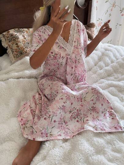 SHEIN فستان نوم نسائي رومانسي بطبعة زهور مع رقبة على شكل V وأكمام قصيرة، بتصميم رقعي من الدانتيل