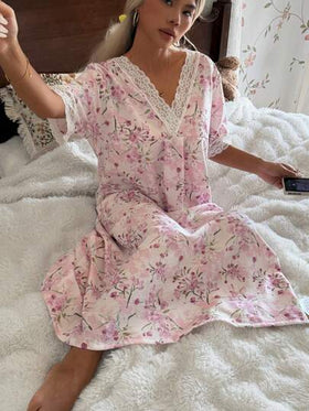 SHEIN فستان نوم نسائي رومانسي بطبعة زهور مع رقبة على شكل V وأكمام قصيرة، بتصميم رقعي من الدانتيل