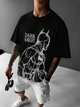 BATMAN X SHEIN تيشيرت رجالي كاجوال بطبعات حروف وأرقام، ياقة دائرية، كم قصير، مناسب للصيف