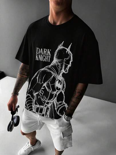 BATMAN X SHEIN تيشيرت رجالي كاجوال بطبعات حروف وأرقام، ياقة دائرية، كم قصير، مناسب للصيف