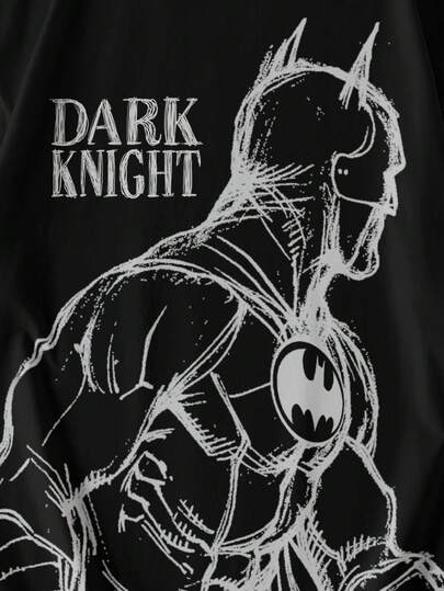 BATMAN X SHEIN تيشيرت رجالي كاجوال بطبعات حروف وأرقام، ياقة دائرية، كم قصير، مناسب للصيف
