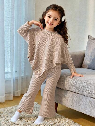 SHEIN Playful Pals مجموعة تي شيرت كاجوال للفتيات الصغيرات، تصميم غير منتظم بياقة عالية من قماش الفليس المحبوك بلون بيج ، تي شيرت بأكمام طويلة مقترن مع بنطلون بيج كاجوال واسع، مجموعة مكونة من قطعتين مناسبة للربيع والخريف والشتاء، للعودة إلى المدرسة، للسيدا