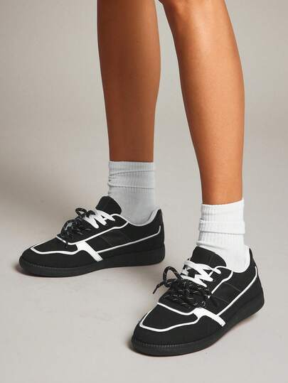 Solezae #UrbanMuse أحذية رياضية سوداء للنساء ذات لوحة من الجلد المدبوغ وأربطة منخفضة - تصميم بسيط وخفيف الوزن وراحة يومية متعددة الاستخدامات
