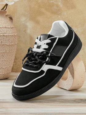 Solezae #UrbanMuse أحذية رياضية سوداء للنساء ذات لوحة من الجلد المدبوغ وأربطة منخفضة - تصميم بسيط وخفيف الوزن وراحة يومية متعددة الاستخدامات