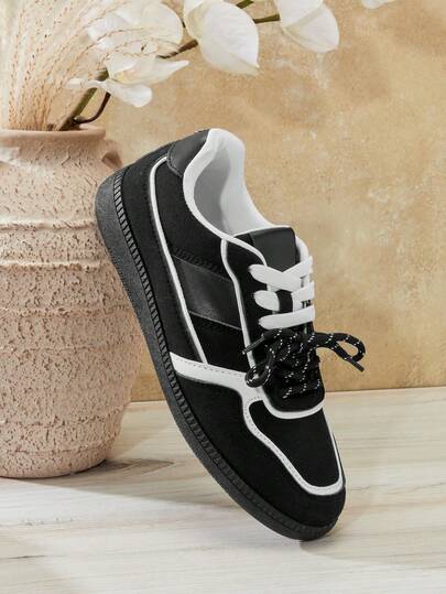 Solezae #UrbanMuse أحذية رياضية سوداء للنساء ذات لوحة من الجلد المدبوغ وأربطة منخفضة - تصميم بسيط وخفيف الوزن وراحة يومية متعددة الاستخدامات