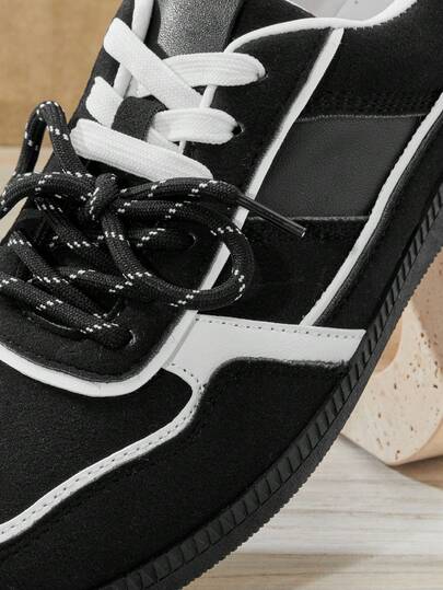 Solezae #UrbanMuse أحذية رياضية سوداء للنساء ذات لوحة من الجلد المدبوغ وأربطة منخفضة - تصميم بسيط وخفيف الوزن وراحة يومية متعددة الاستخدامات