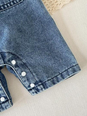 SHEIN ملابس علوية بياقة طاقم بأكمام طويلة مخطط + بنطلون جينز أزرق مغسول بياقة للأطفال الصبية، مناسب للخروجات العادية في الربيع والخريف، قطعتان