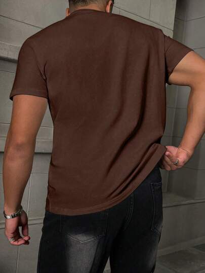 Manfinity Homme تي شيرت كاجوال للرجال بلون أحادي مع طباعة حرفية بارزة، صيفي