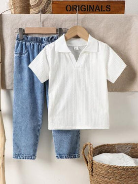 SHEIN مجموعة من قميص كم قصير بطباعة هندسية بسيطة وبنطال جينز للأولاد الصغار، مناسب للخروجات والارتداء اليومي والرياضة والمناسبات، قطعتان