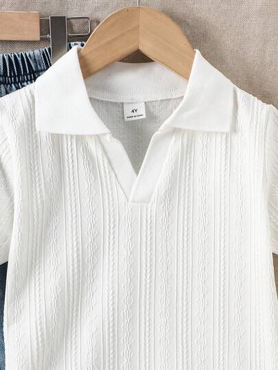 SHEIN مجموعة من قميص كم قصير بطباعة هندسية بسيطة وبنطال جينز للأولاد الصغار، مناسب للخروجات والارتداء اليومي والرياضة والمناسبات، قطعتان