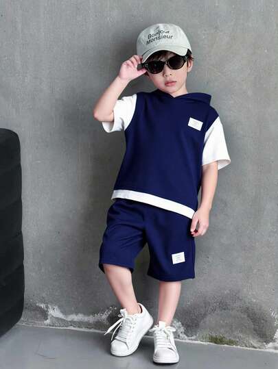 SHEIN Genkimix Kids مجموعة ملابس صيفية للأطفال الصغار مكونة من 2 قطعة، تشمل تي شيرت بأكمام قصيرة مقنع من قماش محبوك بنسيج ملمس وطباعة ملونة، مع شورت رياضي بتصميم لحمي مطبوع، مناسب للارتداء اليومي والعطلات والرياضة والمدرسة