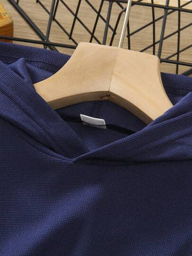 SHEIN Genkimix Kids مجموعة ملابس صيفية للأطفال الصغار مكونة من 2 قطعة، تشمل تي شيرت بأكمام قصيرة مقنع من قماش محبوك بنسيج ملمس وطباعة ملونة، مع شورت رياضي بتصميم لحمي مطبوع، مناسب للارتداء اليومي والعطلات والرياضة والمدرسة