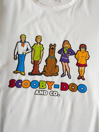 SCOOBY-DOO X SHEIN مجموعة بيجامة للرجال تتكون من قميص كاجوال بأكمام طويلة مطبوع برسوم كرتونية وبنطلون مطبوع بالكامل، قطعتان