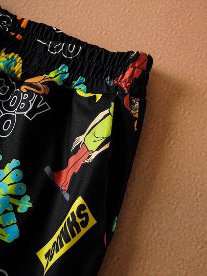 SCOOBY-DOO X SHEIN مجموعة بيجامة للرجال تتكون من قميص كاجوال بأكمام طويلة مطبوع برسوم كرتونية وبنطلون مطبوع بالكامل، قطعتان